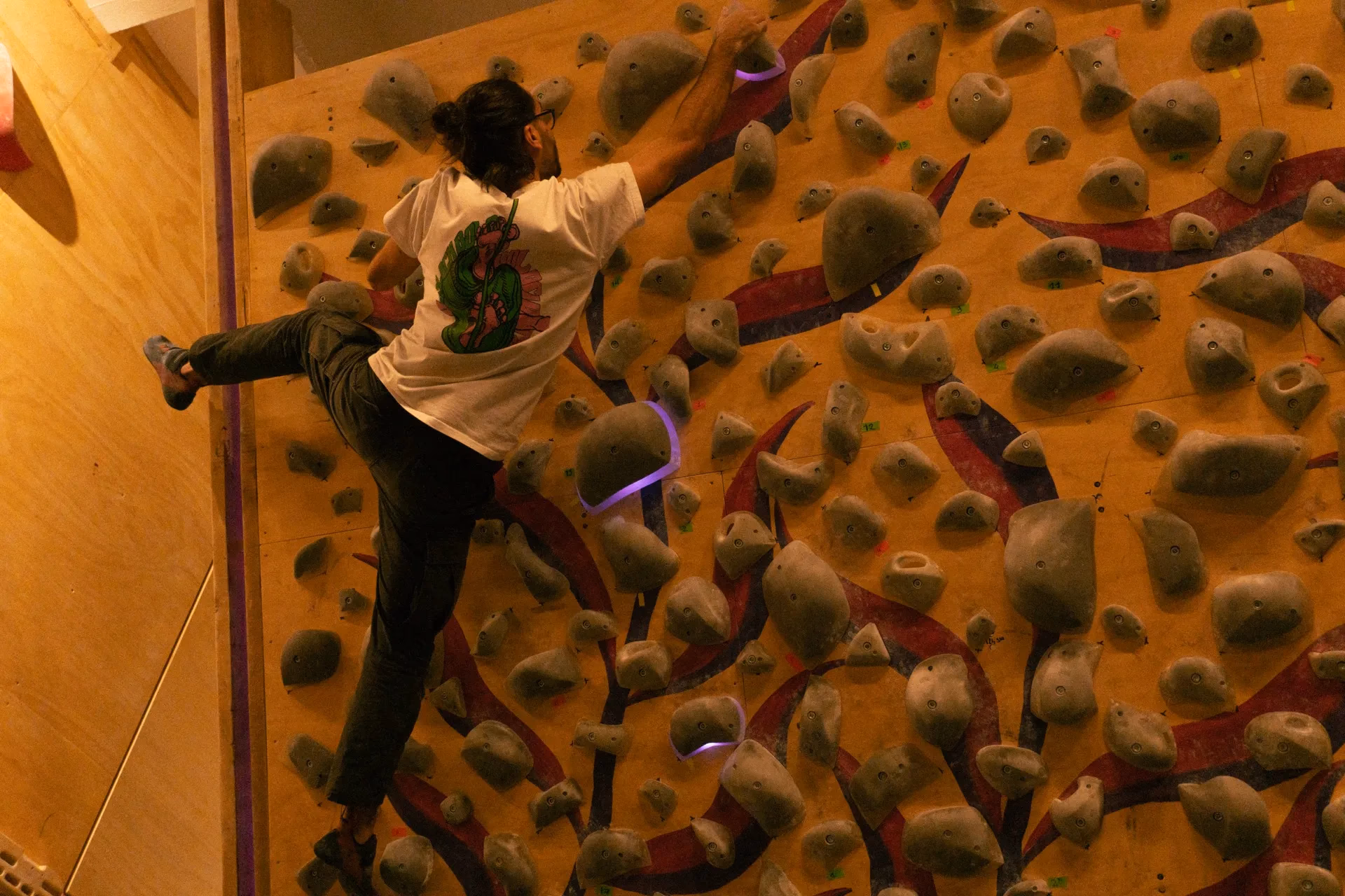 Gruppo di persone tra osservazione e tentativi nell'area boulder