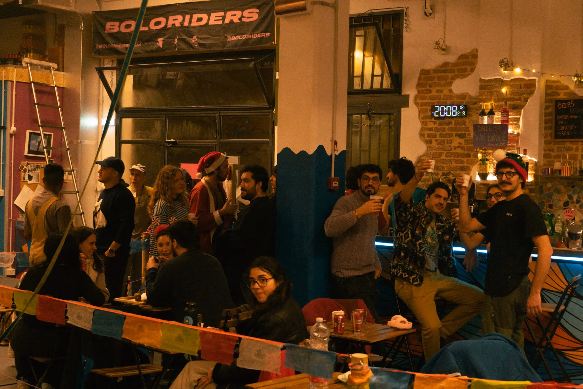 Climber su parete con prese grandi e volumi tecnici