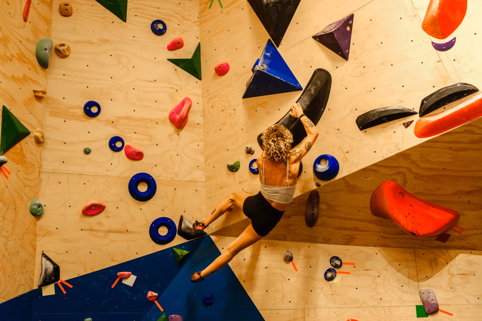 Arrampicatore su pannello con molte prese e linee decorative